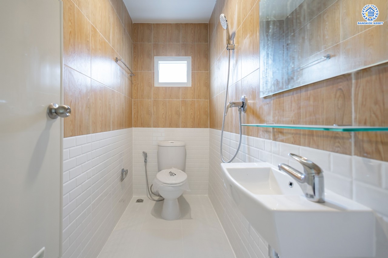 บ้านมือสองตกแต่งใหม่ หลักสี่แลนด์ ดอนเมือง บ้านแฝดหลังใหญ่ เนื้อที่ 35 ตร.ว. ฟังก์ชัน 3 ห้องนอน 2 ห้องน้ำจอดรถได้ 1 คัน บนทำเลดีที่สุด ใกล้สนามบินดอนเมือง ทางด่วน "ศรีสมาน" และรถไฟฟ้าสายสีแดง "สถานีการเคหะ"...